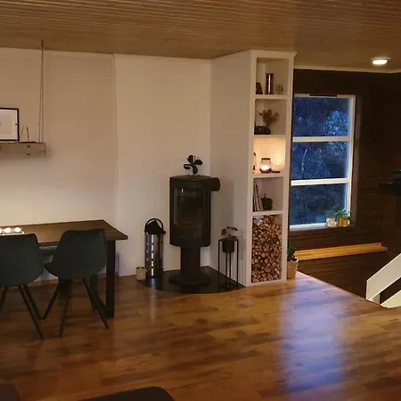 Koselig Hus Med Utsikt Til Hav Og Fjell