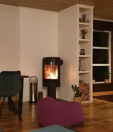 Koselig Hus Med Utsikt Til Hav Og Fjell